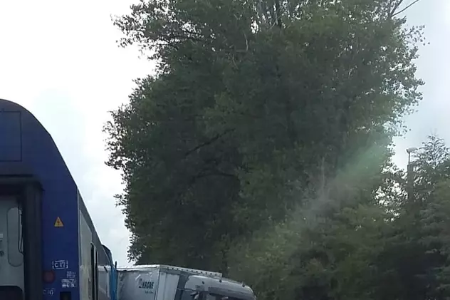 Camion lovit de tren în apropierea Gării Băilești, Dolj
