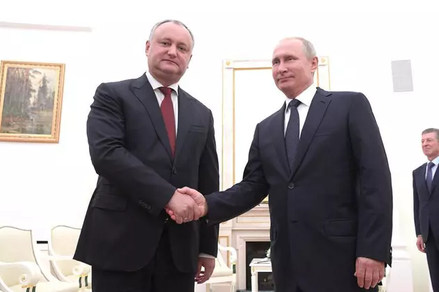 Igor Dodon s-a întâlnit cu Vladimir Putin, la Moscova. Igor Dodon și Vladimir Putin dau mâna, în timpul vizitei de la Moscova
