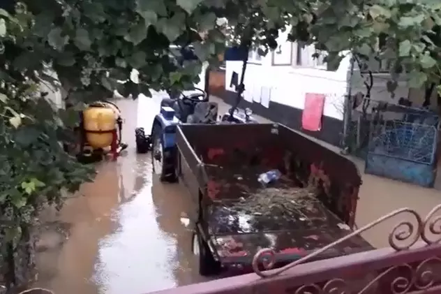 VIDEO/ Cod roșu de inundații în Vâlcea. Circulația pe Valea Oltului, blocată din cauza viiturilor, a fost deblocată