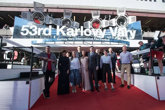 Radu Jude şi echipa filmului la Karlolvy Vary