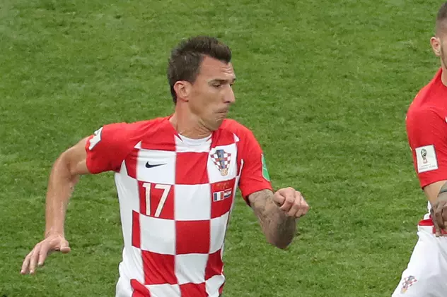 Franța - Croația, finala Campionatului Mondial de fotbal Rusia 2018. Mandzukici, stânga, a marcat primul gol al finalei, dar în propria poartă