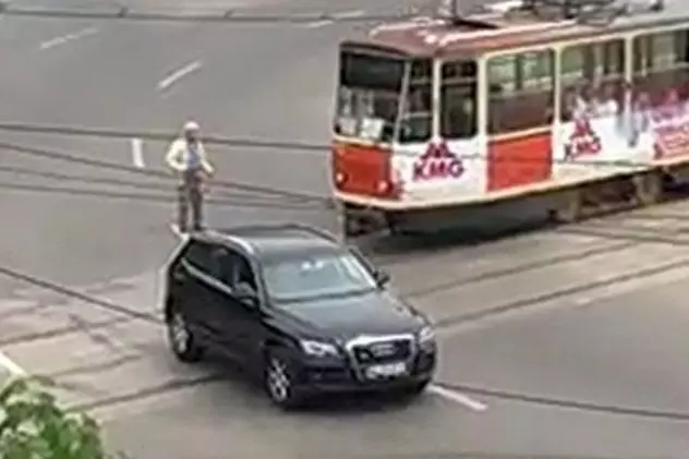 Un bărbat în vârstă a blocat minute bune un sens giratoriu din Galați ca să-și pozeze mașina