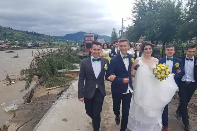 O nuntă din Suceava a avut loc în mijlocul inundațiilor. Mirii s-au fotografiat lângă utilajele de pe drum