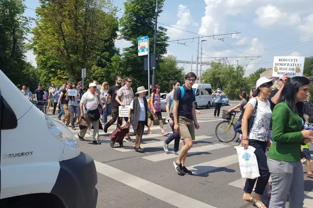 Protest în Cluj față de modificarea Codurilor penale. Oamenii au blocat o trecere de pietoni