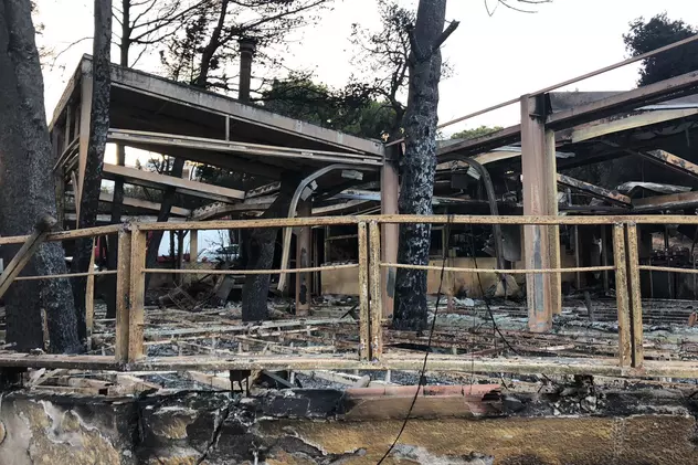 CORESPONDENȚĂ LIBERTATEA DIN GRECIA | Imagini dezolante din satul Mati, una din cele mai lovite zone de incendiu. Aici se află taverna unde au fost găsiți carbonizați 26 de oameni