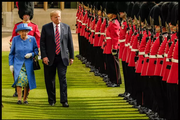 Gafele făcute de Donald Trump la întâlnirea cu regina Elisabeta a II-a. A făcut-o să-l aștepte și apoi i-a întors spatele