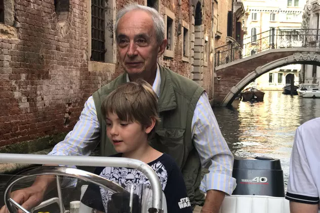 Carol Ferdinand a fost operat de urgență în Veneția. Carol Ferdinand, într-o barcă, alături de conducătorul ei, pe un canal din Veneția