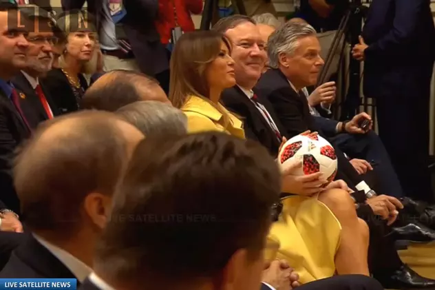 VIDEO/ Momentul când Donald Trump îi aruncă Melaniei o minge de fotbal, în timpul conferinţei cu Vladimir Putin