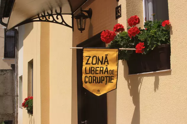 Peste 1.000 de români și-au pus pe case mesajul ”Zone libere de corupție”