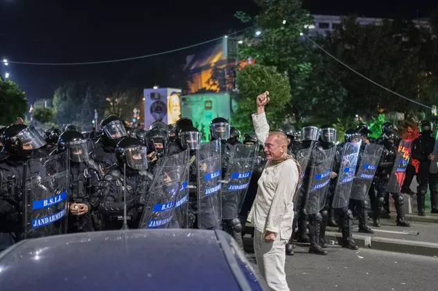 Cătălin Răzvan Paraschiv, în fața jandarmilor din Brigada Specială de Intervenție (Foto: Inquam Photos / Alberto Grosescu)
