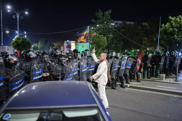 Cătălin Răzvan Paraschiv, în fața jandarmilor din Brigada Specială de Intervenție, folosind mesaje codate: ”Lacrimogene” (Foto: Inquam Photos / Alberto Grosescu)