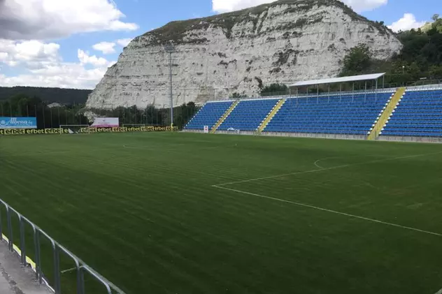 Așa arată stadionul din Balcik pe care Farul vrea să joace în Liga 2. ”Sunt bineveniți aici!”. Omul care a ucis Dinamo în 1995 antreneaza echipa Cernomoreț din localitate