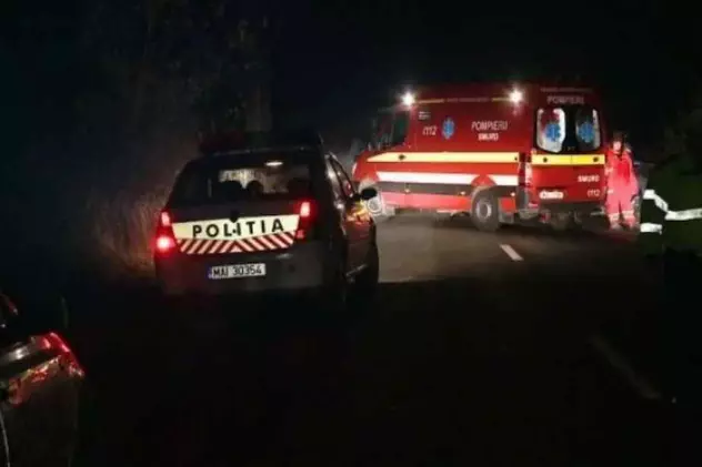 Accident mortal pe Drumul Județean 202. Mașină de poliție și ambulanță SMURD, la un caz, pe timp de noapte