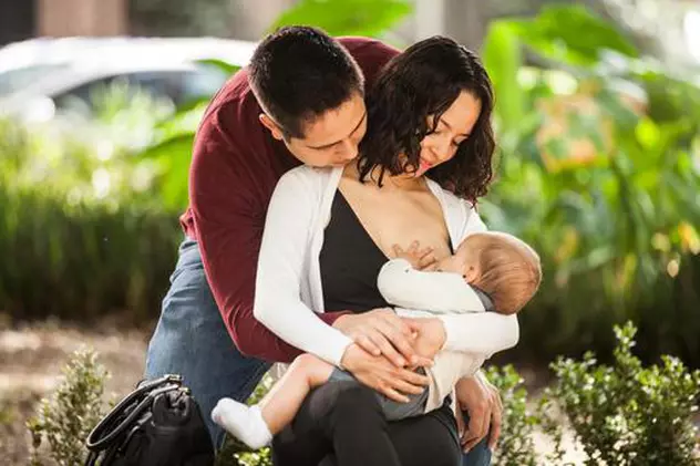 3 din 5 nou-născuți nu sunt alăptați la sân, în prima oră de viață. Un tată și o mamă, alături de copilul lor, care e alăptat