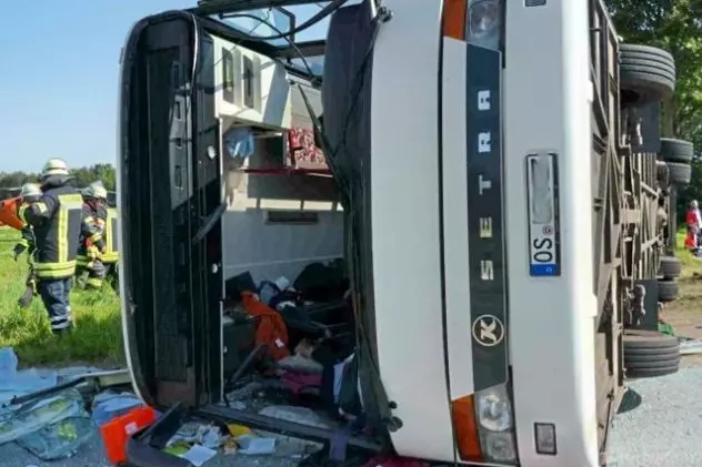 Un autocar cu 25 de persoane s-a răsturnat pe DN 1 în județul Brașov