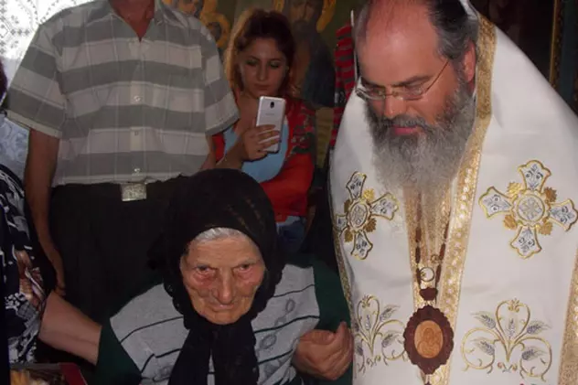 Episcopul Hușilor preasfintitul Pãrinte Ignatie a aniversat o femeie de 100 de ani. I a făcut cadou o icoană și bani