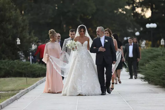 EXCLUSIV/Imagine de excepție cu Gina, soția lui Dragnea Jr. în rochie de mireasă! Condusă la altar de tatăl ei, preotul Tătulescu