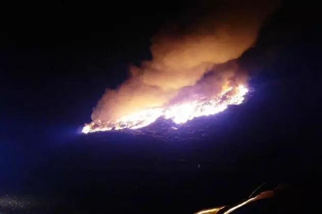 Incendiu la groapa de gunoi a Aradului. Fumul intens a cuprins cartierele orașului