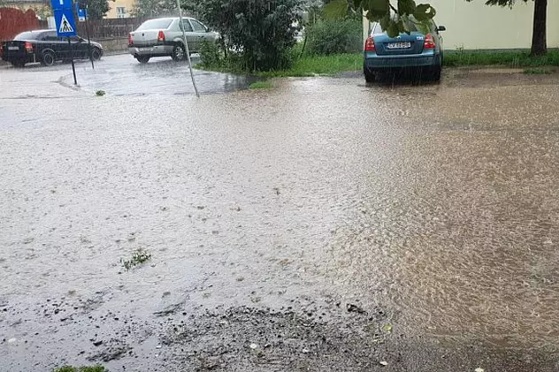 Inundații în Sfântu Gheorghe după ploile torențiale. Mai multe străzi, acoperite de apă / VIDEO