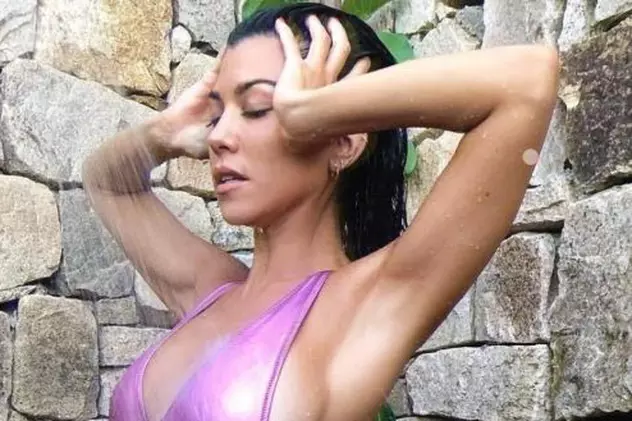 Kourtney Kardashian, extrem de sexy în costum de baie