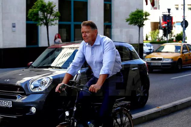 Klaus Iohannis s-a plimbat cu bicicleta prin Constanța