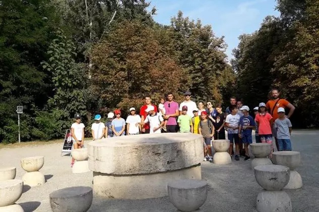 Hănescu şi jucătorii de la “Train Like a Pro” au vizitat ansamblul Brâncuşi