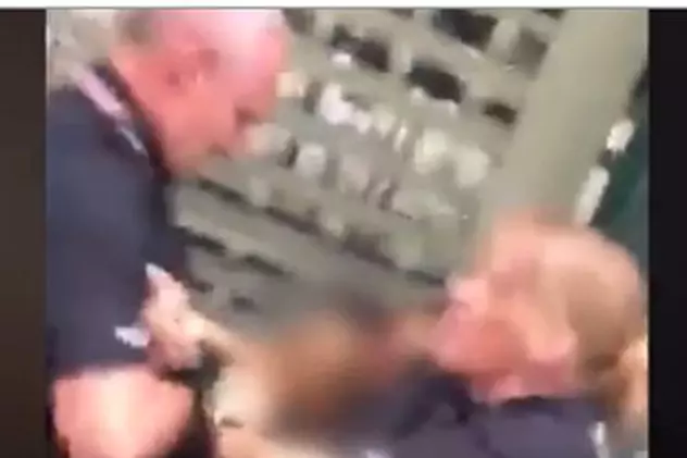 Un polițist a fost filmat în timp ce lovea o fetiță de 14 ani