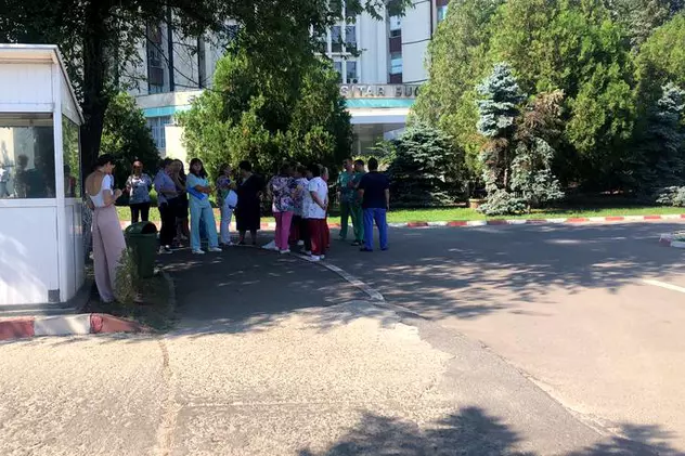 Directorul economic al Spitalului Universitar București a demisionat. Mai mulți asistenți medicali protestează în curtea Spitalului Universitar București