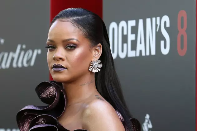 Rihanna încinge internetul cu un clip în care spală pe jos