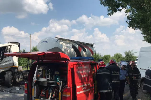 Trafic blocat pe șoseaua de centură din București din cauza unui accident produs marți în zona Măgurele. O autoutilitară și un camion s-au ciocnit violent. La fața locului Inspectoratul pentru Situații de Urgență București-Ilfov (ISUBIF) intervine pentru descarcerarea unei persoane.