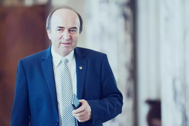 Tudorel Toader, atac la Augustin Lazăr. Tudorel Toader, în costum, cu un telefon mobil în mâna stângă