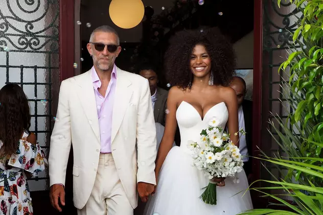 FOTO/ Actorul Vincent Cassel s-a căsătorit cu modelul Tina Kunakey, mai tânără cu 30 de ani decât el