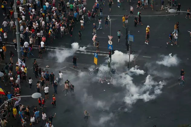 LIVE TEXT/ Mitingul diasporei, în Piața Victoriei. Război total între jandarmi și huligani (FOTO&VIDEO)