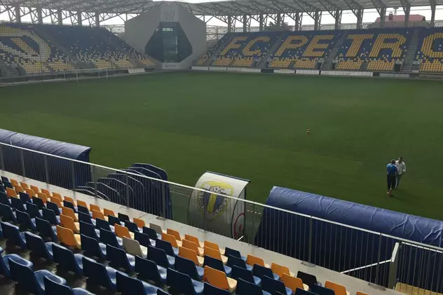 Cum arată gazonul stadionului Ilie Oană din Ploiești înaintea meciului România - Muntenegru. S-au montat rulouri de iarbă pe 700 mp | FOTO și VIDEO