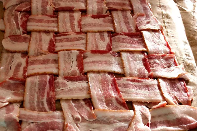 Câte E-uri există în bacon. Unele produse au și până la 10 aditivi alimentari. Felii de bacon crud