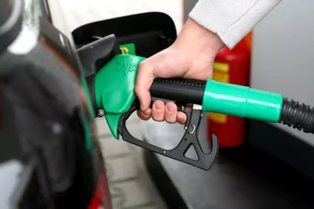 Benzina și motorina s-au scumpit cu 12% de la 1 ianuarie și urmează noi scumpiri, după ce barilul de petrol a ajuns la 80 de dolari. Benzinărie