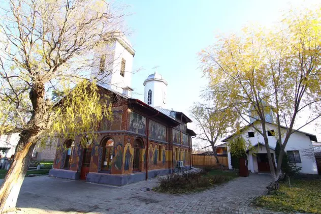 Un bărbat a fost găsit spânzurat în curtea unei biserici din Târgoviște