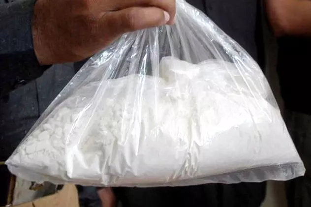Columbia rămâne primul producător de cocaină din lume. Cocaină, într-o pungă, în mâna unui bărbat