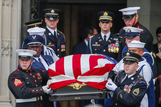 Funeralii naţionale pentru John McCain. Sicriul cu corpul lui John McCain e scos din Capitoliul din Washington, de către soldați americani