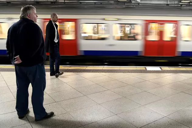 O femeie și bebelușul ei au căzut pe șine la o stație de metrou din Londra
