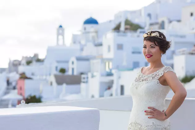 O femeie s-a căsătorit cu ea însăși într-o ceremonie spectaculoasă pe insula Santorini. Nunta a costat 21.000 de lire sterline