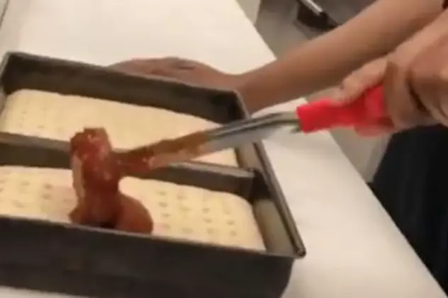 Un angajat al unui fast-food a fost filmat scuipând în mâncarea