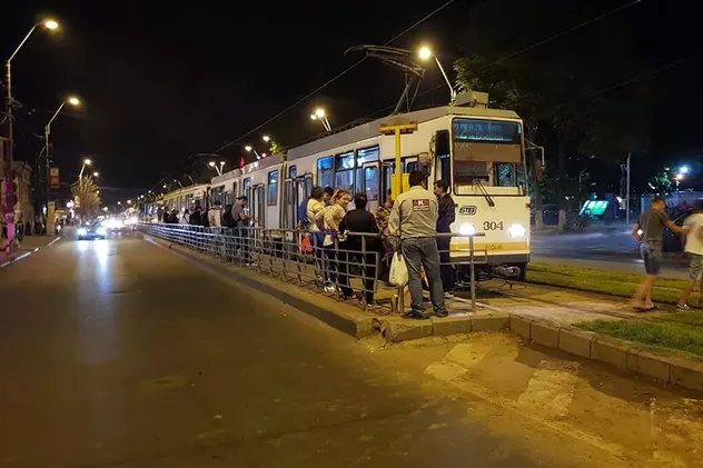 FOTO/ Gazonul pus să înfrumusețeze liniile de tramvai a blocat mijloacele de transport. Ce au povestit călătorii pentru Libertatea
