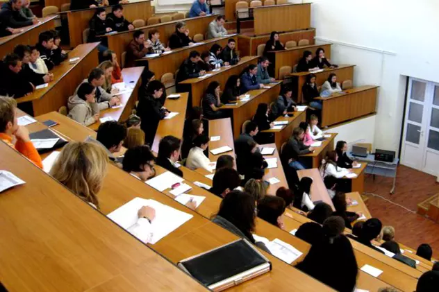 EXCLUSIV/ Situație absurdă la Universitatea din București. Zeci de absolvenţi sunt obligaţi să restituie bursele fiindcă au promovat toate examenele!