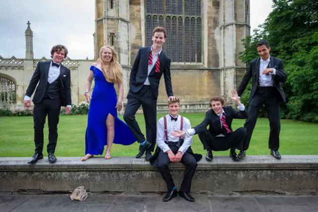 Studenții de la Universitatea Cambridge au pozat în ipostaze fierbinți