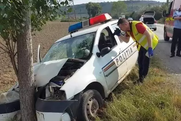 Un polițist beat din Iași a intrat cu mașina de serviciu într-un copac. Imagine cu mașina de polițist lovită de copac