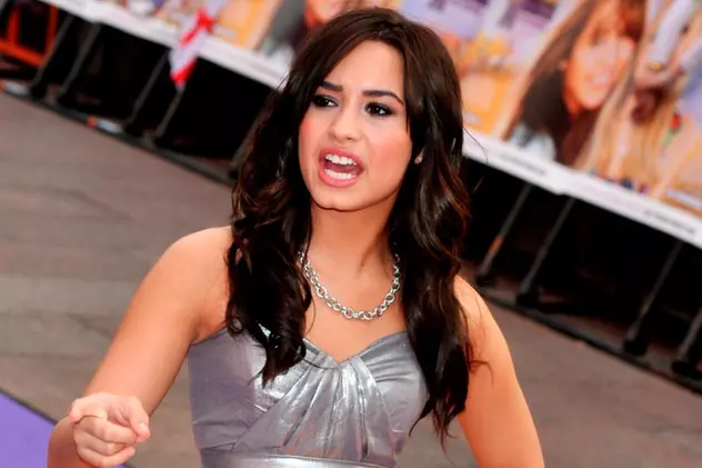 Care este starea cântăreței Demi Lovato, care în vară a fost internată din cauza unei supradoze. Mama artistei dă cărțile pe față