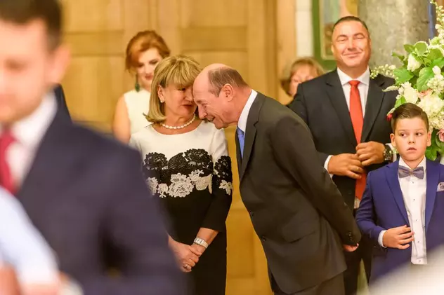 Tot ce nu s-a văzut la botezul nepoatei lui Traian Băsescu. Imagini în premieră de la creștinarea Anastasiei | FOTO