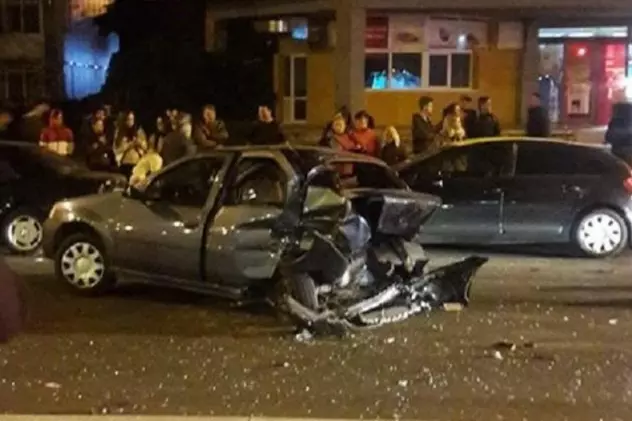 Fiul cel mic al lui Leonard Doroftei a provocat un accident rutier noaptea trecută. Informații GSP: Tânărul ar fi butonat telefonul la volan și a lovit o altă mașină