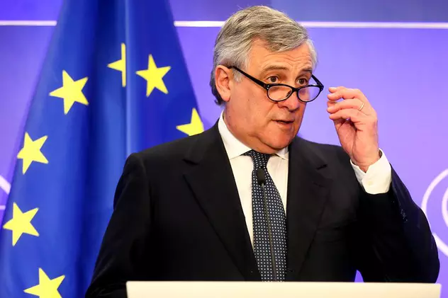 Antonio Tajani, despre respingerea acordului pentru Brexit. Antonio Tajani, președintele PE, în timpul unui discurs. Are steagul UE în spate și duce mâna stângă la ochelari